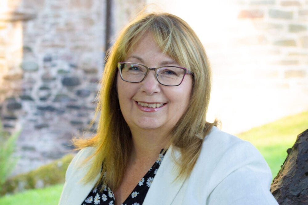 Portrait photo of author Sandra Ireland